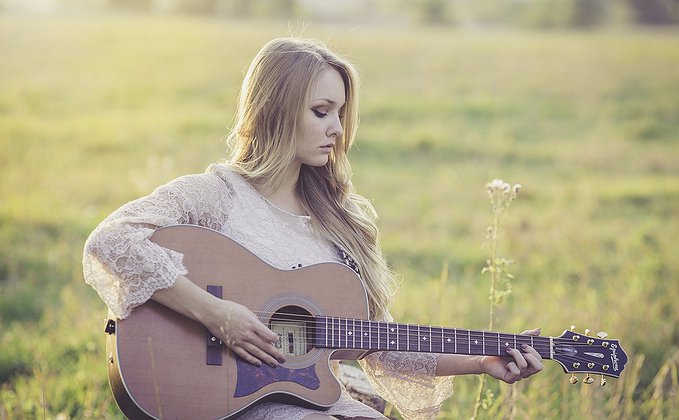 Mulher tocando violão