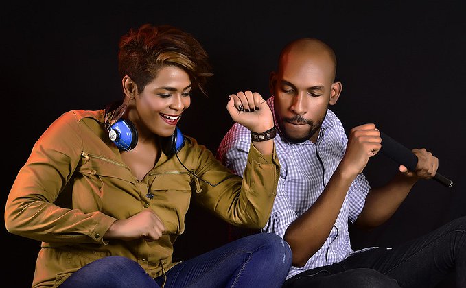 Casal ouvindo música Casal ouvindo música