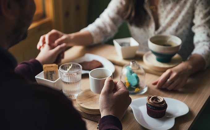 Casal tomando café