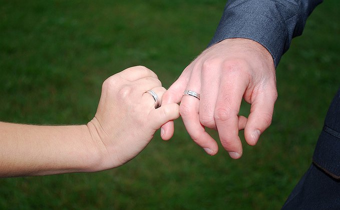 Casal fazendo o juramento do dedinho