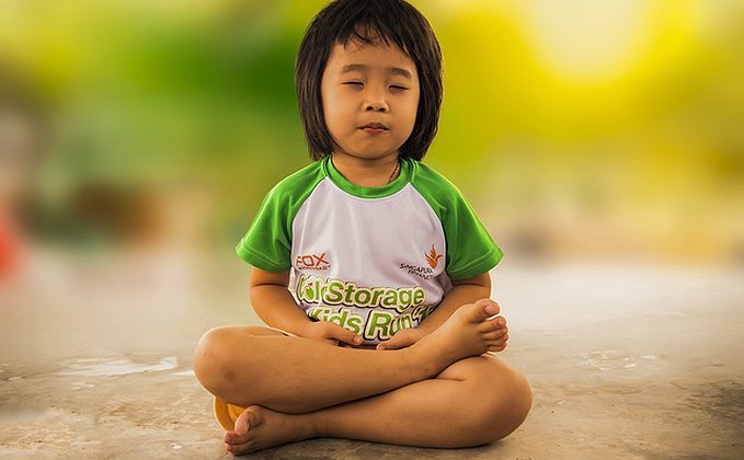 Menina praticando meditação Menina praticando meditação