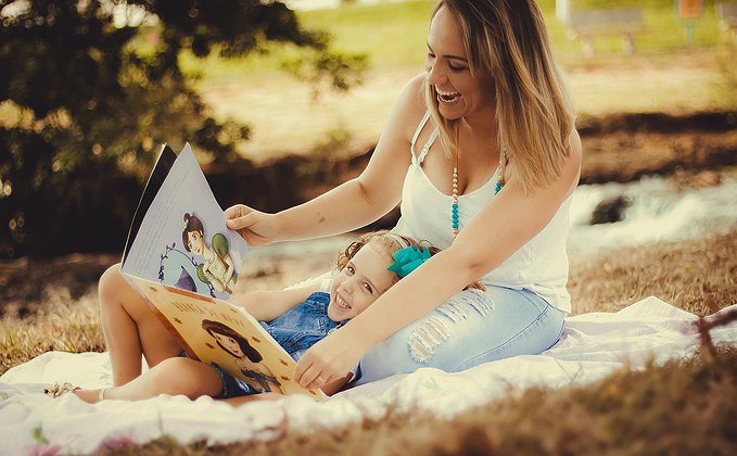 Mãe e filha fazendo piquenique Mãe e filha fazendo piquenique