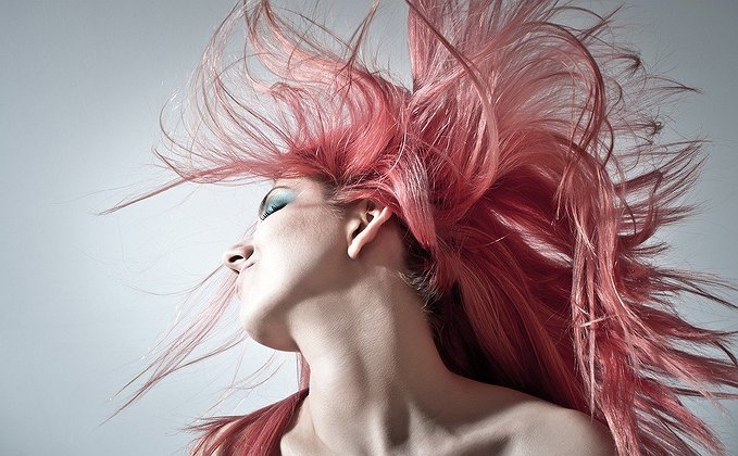Mulher balançando o cabelo Mulher balançando o cabelo