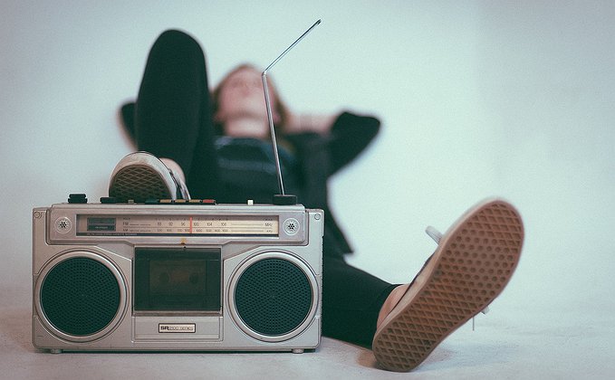 Pessoa deitada com um rádio