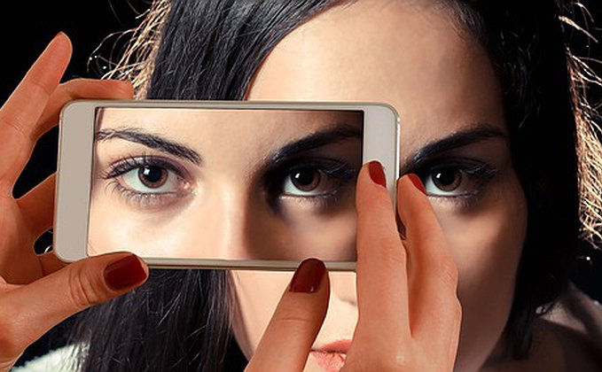 Mulher com imagem no celular