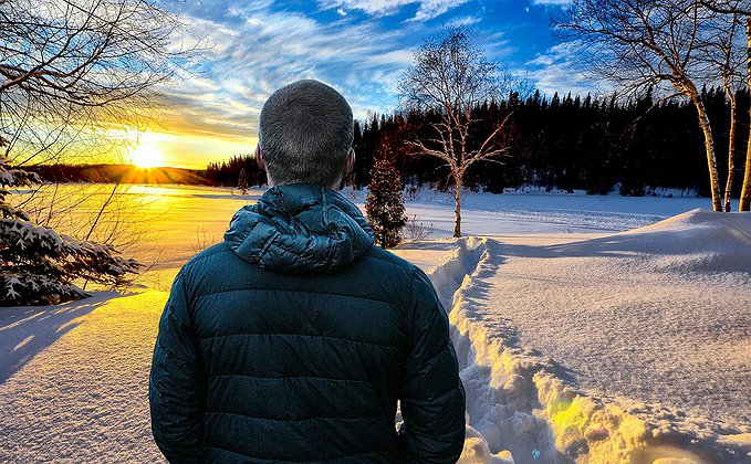 Homem observando a neve