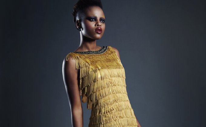 Mulher de vestido dourado Mulher de vestido dourado