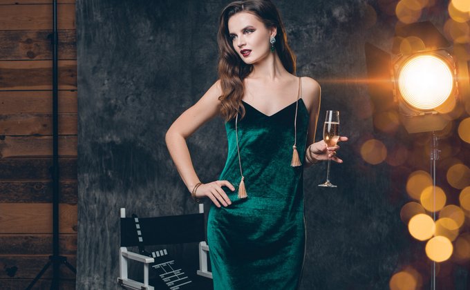 Mulher com vestido verde segurando uma taça Mulher com vestido verde segurando uma taça