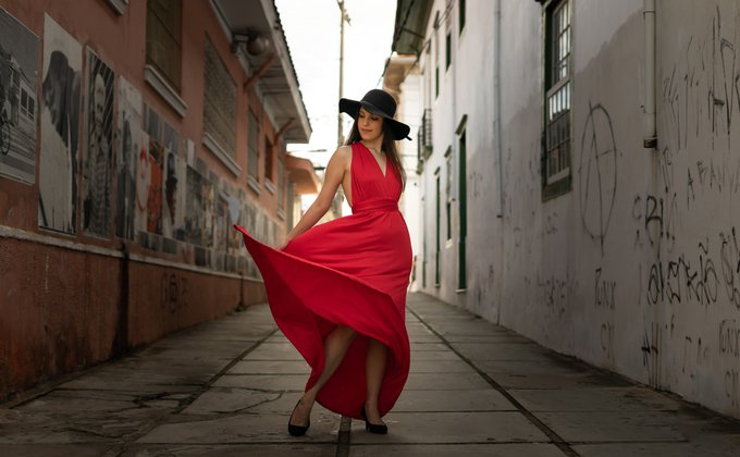 Mulher usando vestido longo vermelho