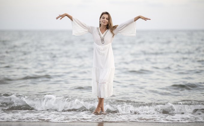 Mulher de vestido branco na praia