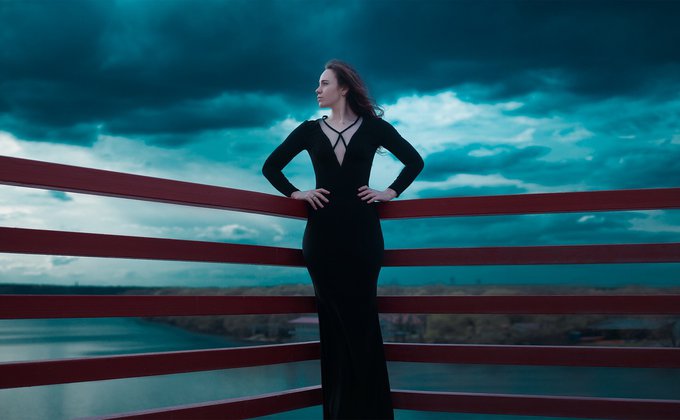 Mulher usando vestido preto Mulher usando vestido preto
