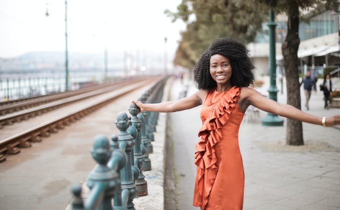 Mulher com vestido laranja Mulher usando vestido laranja