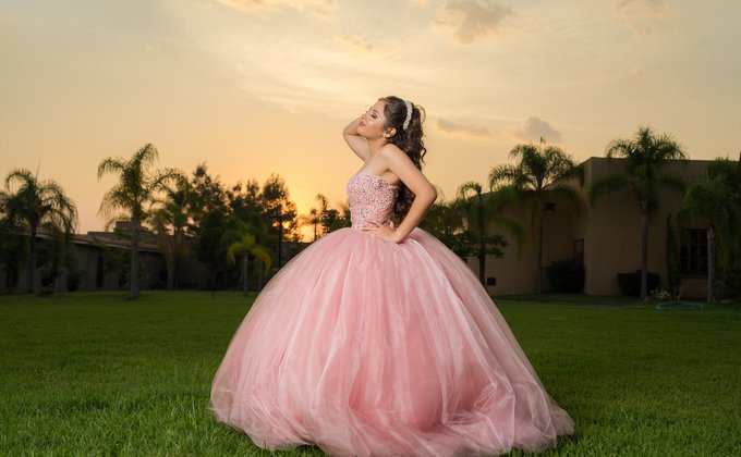 Mulher usando vestido rosa