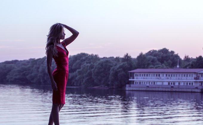 Mulher de vestido vermelho