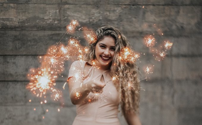 Mulher usando vestido cor salmão