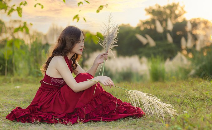 Mulher usando vestido vermelho Mulher usando vestido vermelho