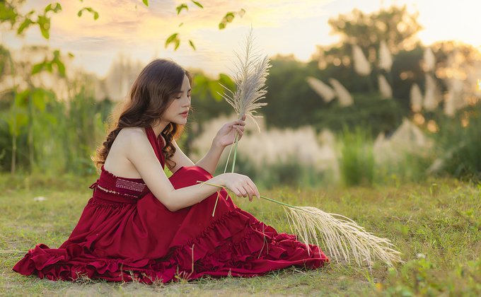 Mulher usando vestido vermelho