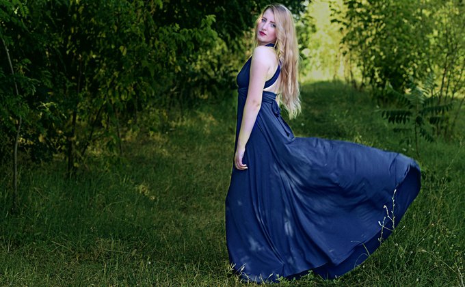Mulher vestindo azul Mulher usando vestido longo azul